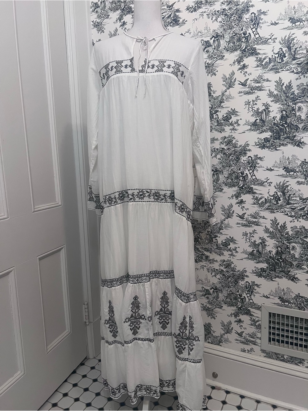 Zara Bohemian Embroidered White Maxi Dress size Large